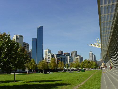 Melbourne Exhibition Centre looking back towards the City Centre (c) 2005 Ali Kayn; 500x375